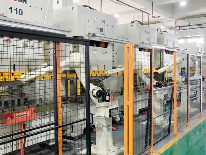 Chargement et déchargement automatiques de matériaux par robot