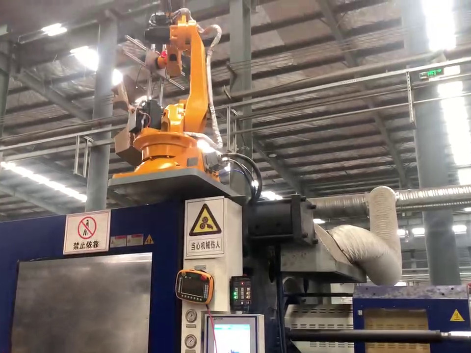 Application de la manipulation robotique dans la transformation de machines de moulage par injection