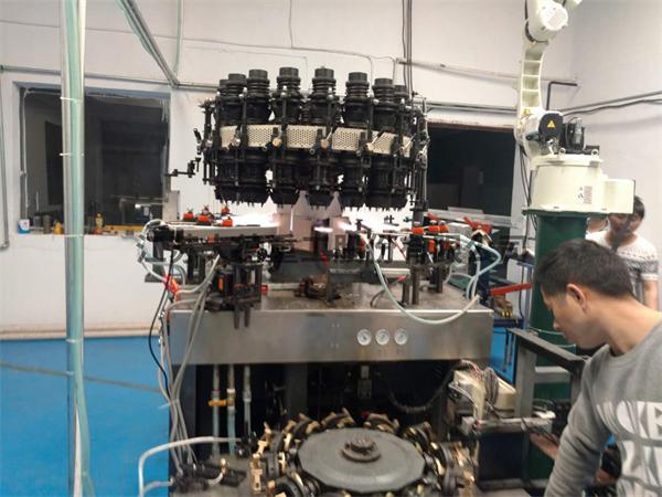 Robot manipulant des tubes en verre